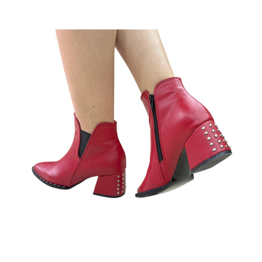 Botín Cerco Rojo con Tacón de 5.5 cm y Taches – Elegante y Atemporal
