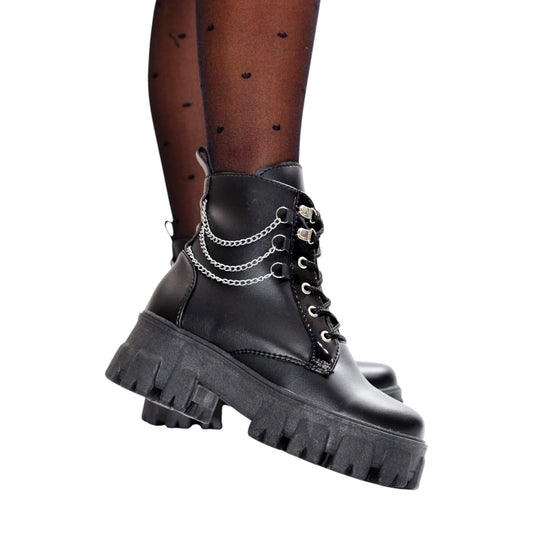 BOTIN PLANO CORDONES SUECIA NEGRO CON CADENA