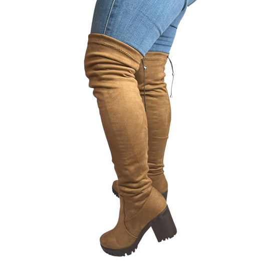 Bota extralarga Miel gamuza y licra stretch Celeste