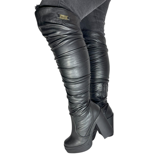 Bota extralarga Negra acabado tipo cuero Cosaka