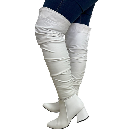 Bota extralarga Blanca acabado tipo cuero Karol G