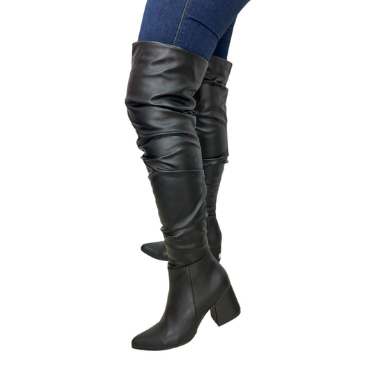 Bota extralarga Negra acabado tipo cuero Karol G