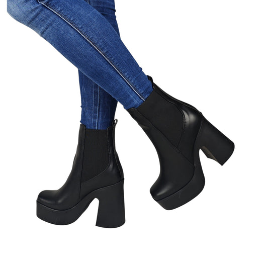 LAURA PLATAFORMA BASE CUERO NEGRO