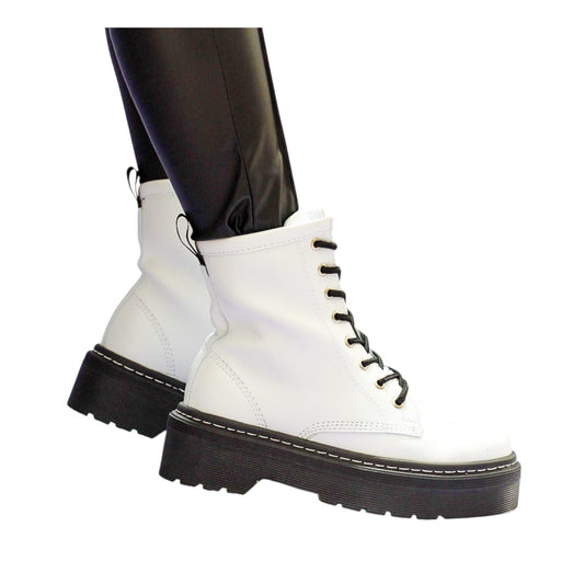 BOTA DR MARTEENS PLATAFORMA Y CORDON BASE CUERO BLANCO