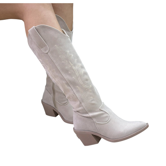 Bota Texana Caña Alta Color Almendra– Punta Fina y Tacón de 5.5 cm