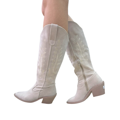 Bota Texana Caña Alta Color Almendra– Punta Fina y Tacón de 5.5 cm