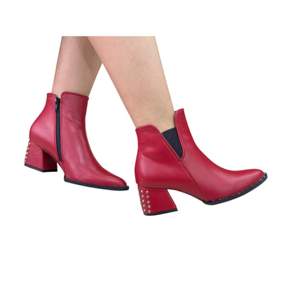 Botín Cerco Rojo con Tacón de 5.5 cm y Taches – Elegante y Atemporal