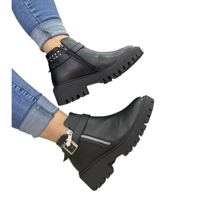 BOTIN PLANO 2705 NUEVA (CORREA Y TACHES) NEGRO CON HEBILLA