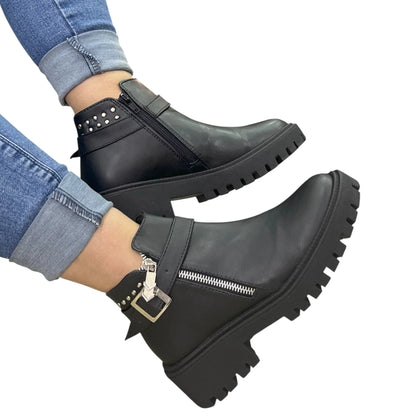 BOTIN PLANO 2705 NUEVA (CORREA Y TACHES) NEGRO CON HEBILLA