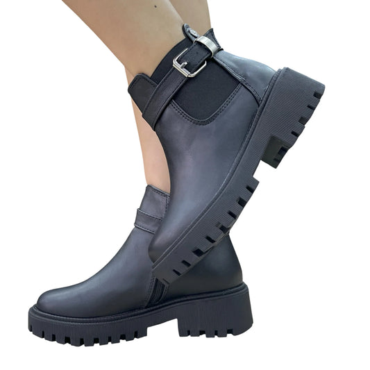 BOTIN PLANO LAURA CORREA NEGRO CON HEBILLA