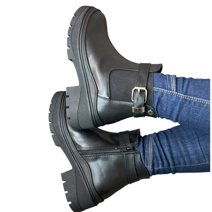 BOTIN PLANO LAURA CORREA NEGRO CON HEBILLA