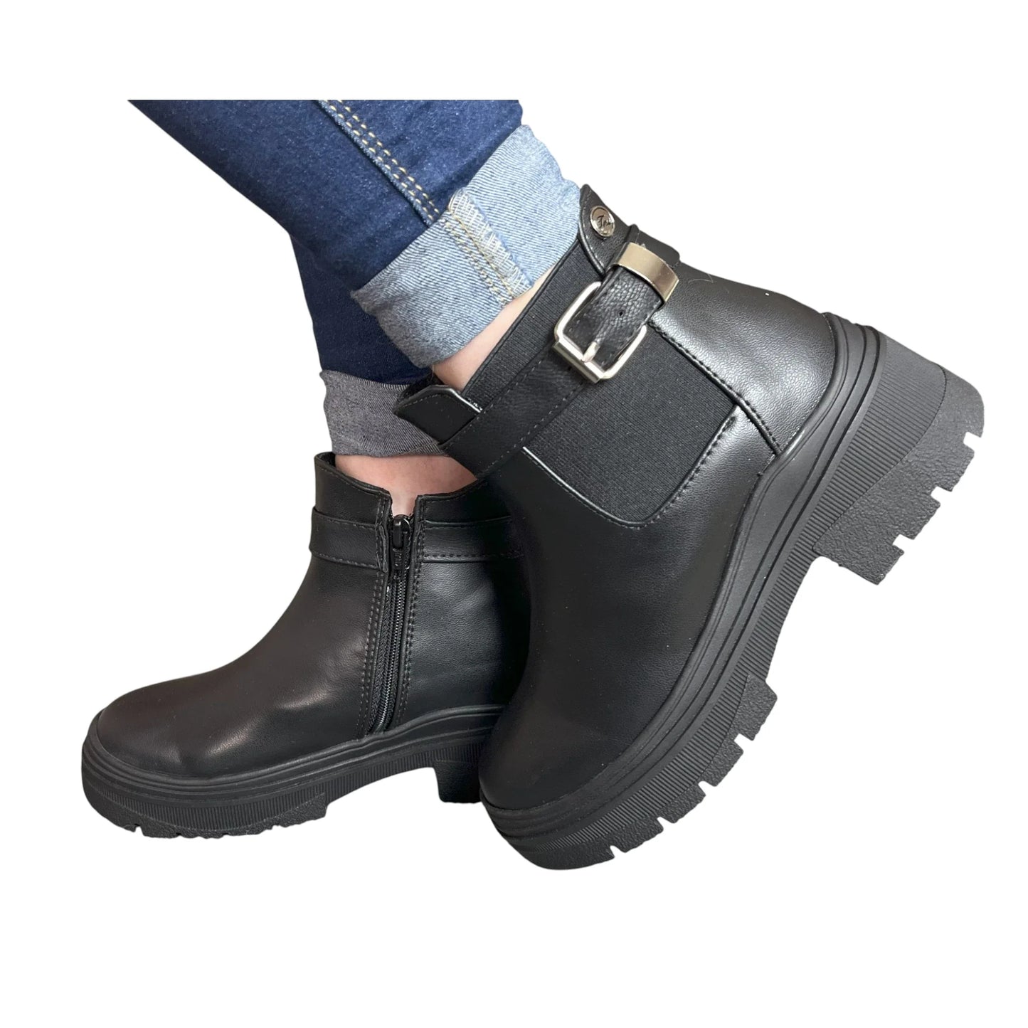 BOTIN PLANO LAURA CORREA NEGRO CON HEBILLA