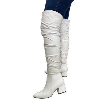 Bota extralarga Blanca acabado tipo cuero Karol G