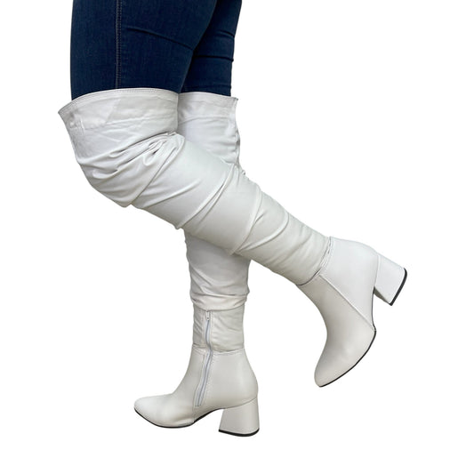 Bota extralarga Blanca acabado tipo cuero Karol G