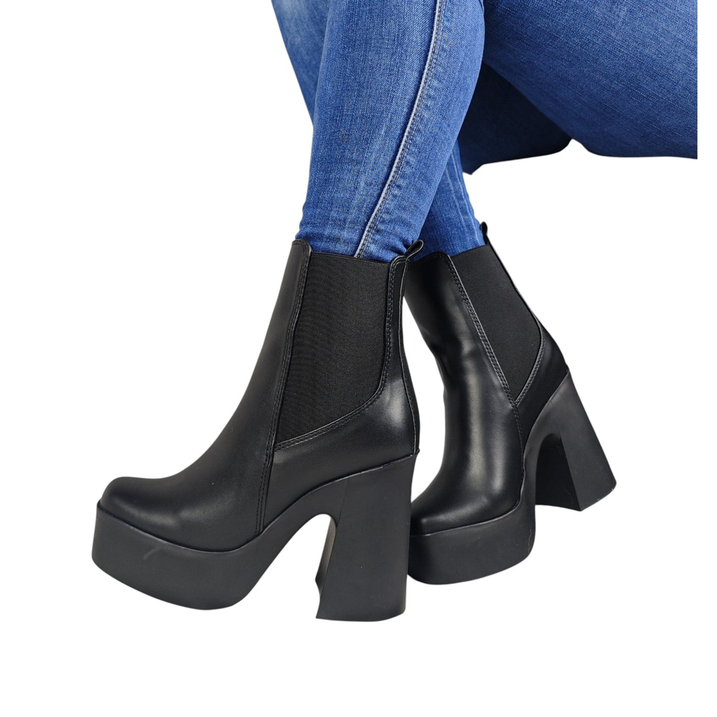 LAURA PLATAFORMA BASE CUERO NEGRO