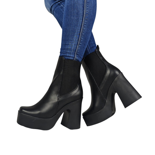 LAURA PLATAFORMA BASE CUERO NEGRO