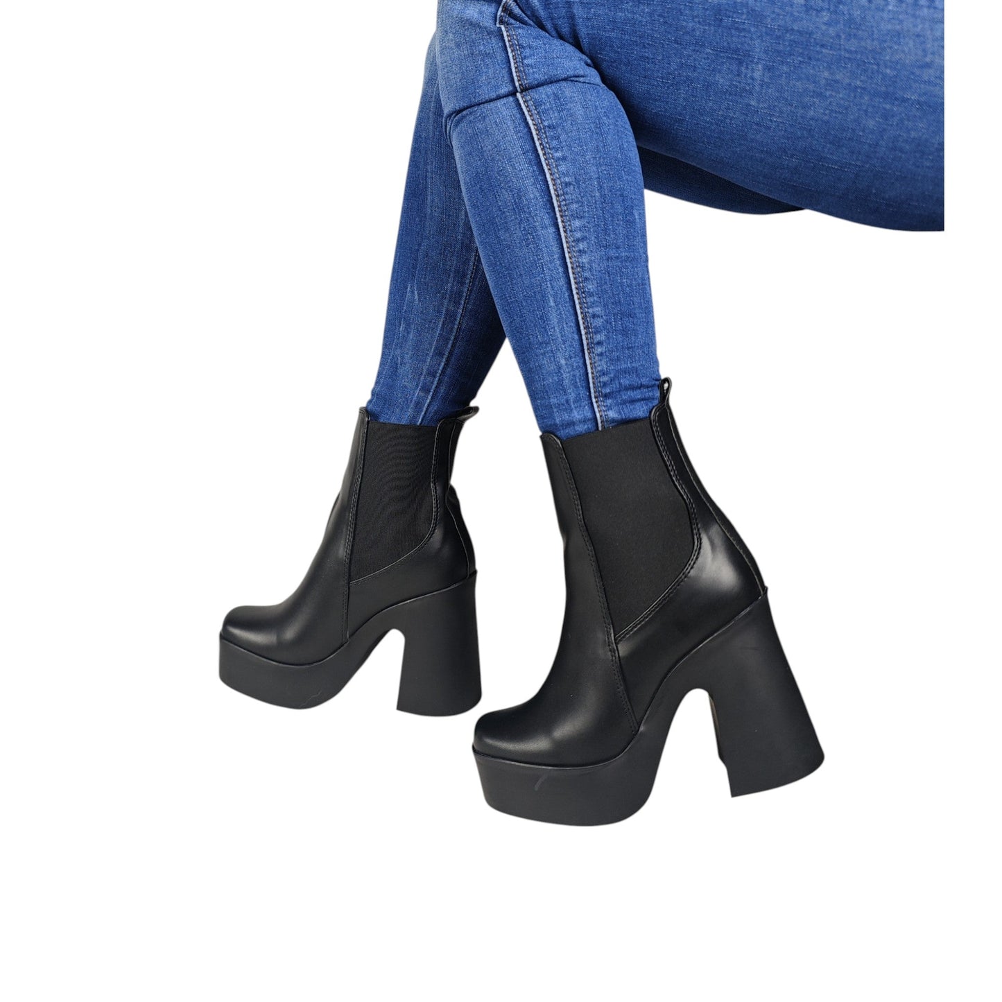 LAURA PLATAFORMA BASE CUERO NEGRO